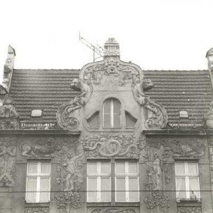 Cottbus, Straße der Jugend 123. Wohn-und Geschäftshaus (um 1905). 3. OG u. Dach mit Giebel