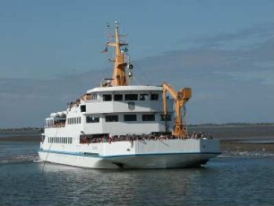 Wattenmeer vor der Nordseeinsel Baltrum : Ein Schiff fährt auf dem Wattenmeer vor der Nordseeinsel Baltrum, aufgenommen 2004