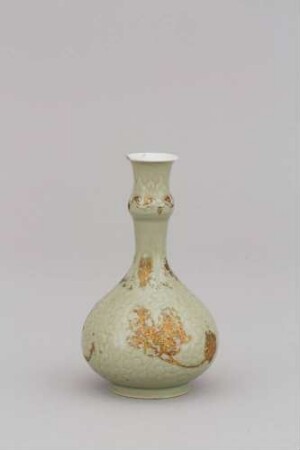Flaschenvase mit Reliefdekor