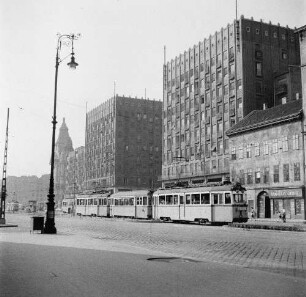 Budapest. Geschäftsstraße in der Innenstadt mit Passanten, Straßenbahnen und Hochhäusern