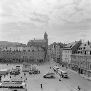 Marktplatz mit Blick zur St. Annenkirche : Annaberg-Buchholz. Marktplatz mit Autobussen und Blick zur St. Annenkirche