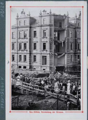 Leporello Hochwasseransichten, Blatt 17: Eine vom Hochwasser am 30./31. 7. 1897 verwüstete Straße mit dem zum Teil zerstörten Neubau des Wohnhauses in Neu-Döhlen (Freital)