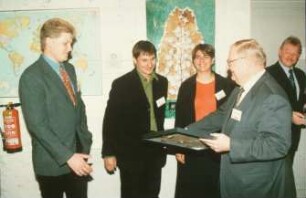CLAAS-Preis für Studienarbeit "Vorgewendevernetzung", persönich überreicht durch Dr. Helmut Claas