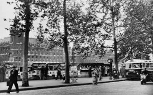Paris. Ein kleiner Markt am Ufer der Seine. In kleinen Ständen wird vor allem Kunst angeboten