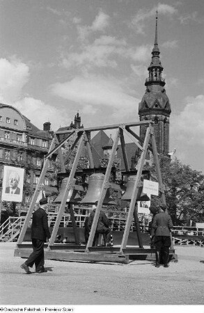 Drei Glocken, im Hintergrund die Evangelisch-reformierte Kirche zu Leipzig