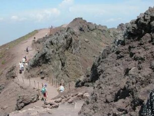 Neapel - Vesuvgipfel mit Touristen : Der Vesuv bei Neapel, aufgenommen 2004, ist ein beliebtes Touristenziel