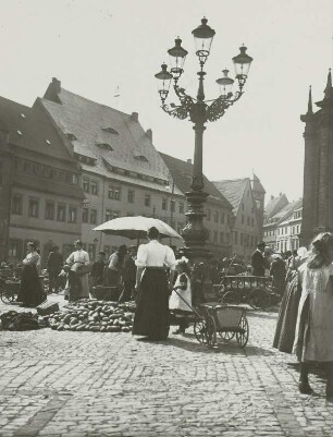 Freiberg, Untermarkt mit Wochenmarkt, Blick nach Süden
