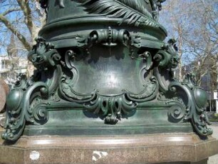 Fahnenmast mit Sockel