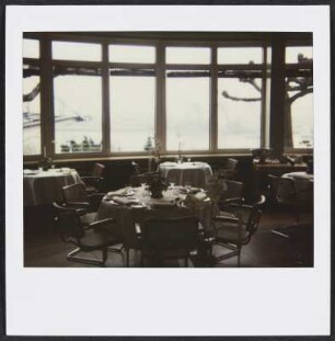 Innenbereich des Restaurants Le Canard in Hamburg mit Blick auf die Elbe