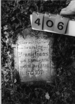 Grabstein 406 (Index: 99792052) Material: Sandstein Zustand: gut, Stele liegend Maße HxBxT: 47x28x11 cm Beschreibung: Stele, ausgezogener Segmentbogenabschluß mit Mittelakroter Besonderheit: Kindergrab: Grabstein 406