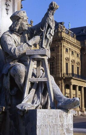 Würzburg - Tilmann Riemenschneider : Skulptur des Bildhauers Tilmann Riemenschneider am Brunnen vor der Residenz in Würzburg. Foto von 1992