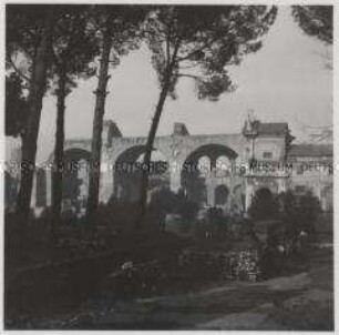 Rom, Forum Romanum, Blick vom Aufgang zum Hügel Palatin zur Maxentiusbasilika (auch Konstantinsbasilika)