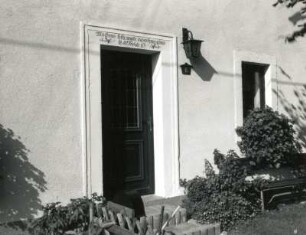 Rathen-Oberrathen, Nummer 6. Bauernhof. Ehemaliges Wohnstallhaus (bezeichnet 1863). Portal mit Inschrift