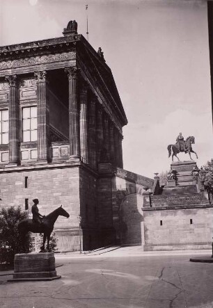 Berlin, Nationalgalerie : Berlin-Mitte. Nationalgalerie. J.H. Strack. Ansicht mit Amazone (L. Tuaillon) und Reiterstandbild Friedrich Wilhelms IV. (A. Calandrelli) von Südwesten
