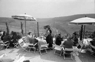 Langenburg: Rosenterrasse des Schlosses mit Blick in das Jagsttal