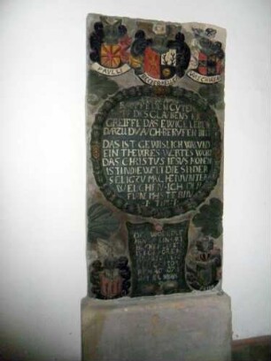 Stadtkirche - Kirchturm Eingangshalle-Grabstein in Farbigkeit mit Jahr 1636-Wappen und Text
