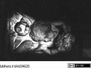 Konsole mit Putto der Trauben (?) hält