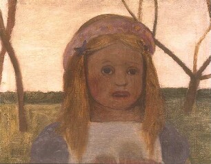 Mädchen mit Blütenkranz im Haar