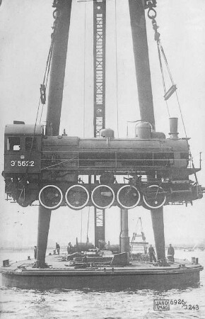 Russische Lokomotive im Schwimmkran : Technikgeschichte | Maschinenbau | Verkehrswesen | Eissenbahnwesen | Dampflokomotiven