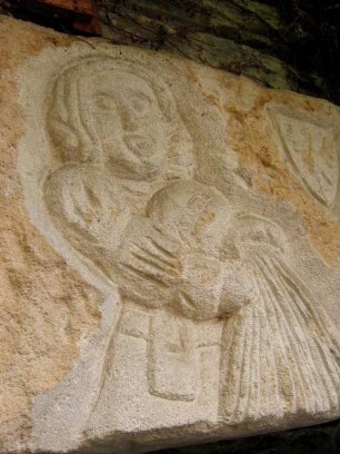 Relief mit Figur, die Wasser aus einem Krug gießt