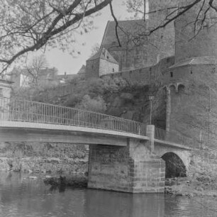 Bautzen : Bautzen. Scharfenstegbrücke unterhalb der Alten Wasserkunst und Michaeliskirche