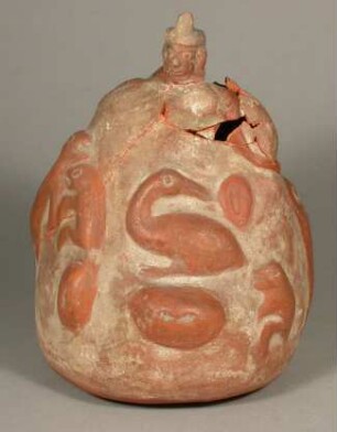 Relief und Applikation: anthropomorphe und zoomorphe Figuren im Gebirge