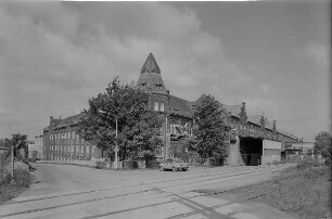 Freiberg, Frauensteiner Straße 47 b, 49 a, 51. Ehemalige Porzellanfabrik (1906). Eckansicht mit Einfriedung. Blick über Bahngleise von Osten