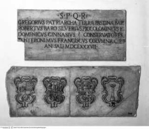 Tafeln mit Inschrift mit Namen und Wappen vier römischer Amtsträger