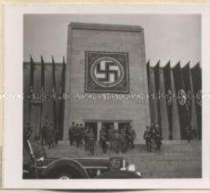 Hitler beim Verlassen der Nürnberger Kongresshalle nach der Eröffnung des NSDAP-Parteitags 1938