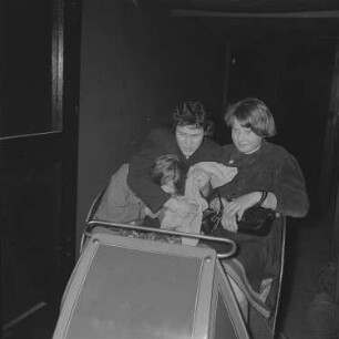 Drei Personen in einem Geisterbahnwagen auf der Leipziger Kleinmesse