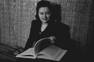 Bukarest: Atelier: Fräulein Liese [Buchholz] mit Buch