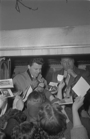 Gérard Philipe : Besuch und Auftritt des französischen Schauspielers Gérard Philipe als Hauptdarsteller. Fotoserie anläßlich des Gastspiels des Pariser Théâtre National Populaire (TNP) mit "Ruy Blas" von Victor Hugo im Großen Haus der Staatstheater Dresden, 19. März 1955