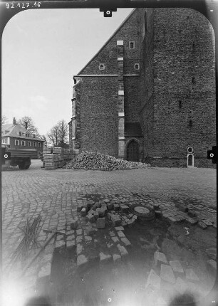 Schneeberg. Sankt-Wolfgangs-Kirche (1516-1540, Wiederaufbau ab 1952). Teilansicht von Westen