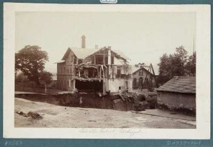 Der Einsturz eines Bergbauschachtes als Folge des Hochwassers vom 30./31. 7. 1897 unter der Fabrik und dem Wohnhaus von Petzold in Döhlen (Freital)