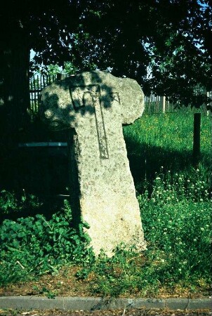 Steinkreuz mit eingeritzer Axt