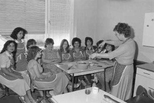 Deutscher Hausfrauenbund Landesverband Baden. 10. Lehrgang "Grundausbildung Hauswirtschaft in der Schule der Frau und Familie" in der Kreuzstraße 3