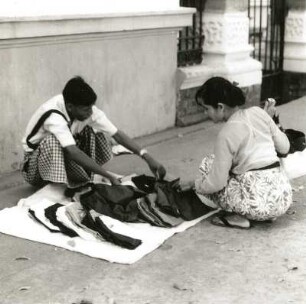 Rangun, Burma (Birma). Straßenhändler