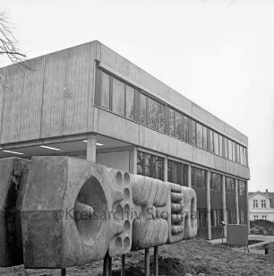 Stadtschule: Salinenstraße: Südfassade des Neubaus, davor eine Betonplastik