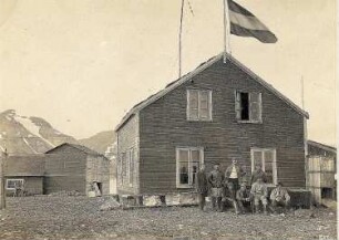 Spitzbergen. Smerenbergbucht. Mitglieder der Deutschen Arktischen Gesellschaft vor dem beflaggten Hauptgebäude des Geophysikalischen Observatorium Ebeltofthafen