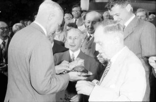 Chemiker; Maikäferrede: Lord Alexander Todd of Trumpington, Paul Karrer, Karl Georg v. Hevesy, Otto Hahn (vorn), Richard L. M. Synge (dahinter)