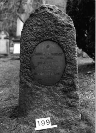 Grabstein 199 (Index: 100091917) Material: Granit, Schriftplatte:poliert Zustand: gut Maße HxBxT: 139x60x43 cm Beschreibung: felsartige Stele mit Rundbogenabschluß, eingesetzte ovale Schriftplatte Symbolik: Stern: Grabstein 199