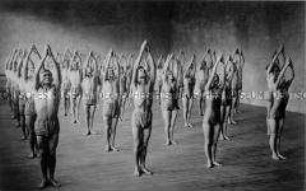 Gymnastische Übungen in der Sporthalle
