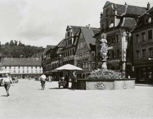Marktbrunnen : Marktplatz mit Brunnen (bez. 1776), Postamt und Gasthof Goldene Krone