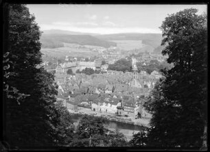 Hannoversch Münden. Blick über die Fulda Richtung Schloss und Werra mit Brücke stromaufwärts