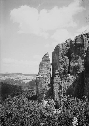 Sächsische Schweiz. Affensteine. Wilder Kopf und Rokokotürme. Blick von der Wilden Hölle gegen Kirnitzschtal und Lichtenhainer Ebenheit