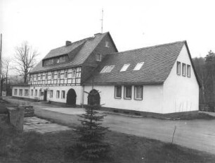 Bärenstein. Huthaus (Ferienheim Huthaus Bärenstein). Eckansicht mit jüngerem Anbau