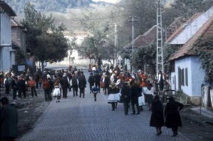 Huta Certeze: Straße mit Trachtengruppen