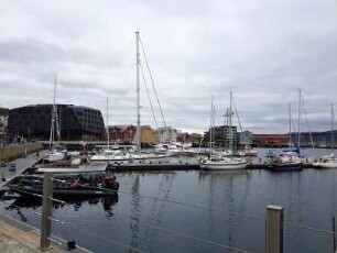 Tromsö: Stadtansicht mit Hafen