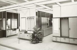 Garderobe : Ausstellungskojen mit Garderobenmöbeln des VEB Möbelkombinat Hellerau