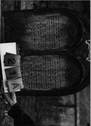 Grabstein 21 (Index: 99798371) Material: Sandstein Zustand: gut Maße HxBxT: 126x63x15 cm Beschreibung: Doppelstele mit Rundbogenabschluß, darunter zwei Schriftfelder mit Rundbogenabschlüssen, Sockel Symbolik: herausgebrochene Inkrustationen Besonderheit: Doppelgrab für Geschwiser: Grabstein 21A